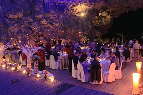 Cena de gala en cueva