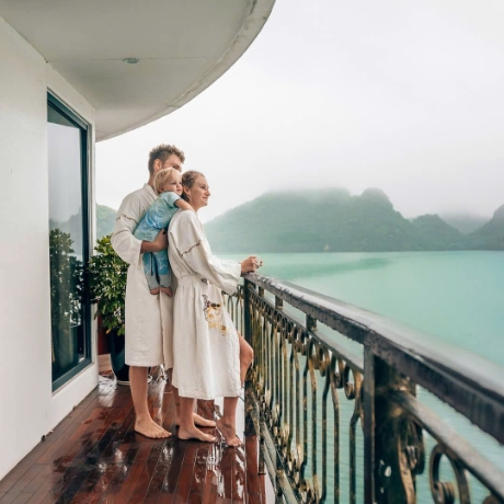 Por qué un crucero por la bahía de Halong es la mejor escapada familiar este verano