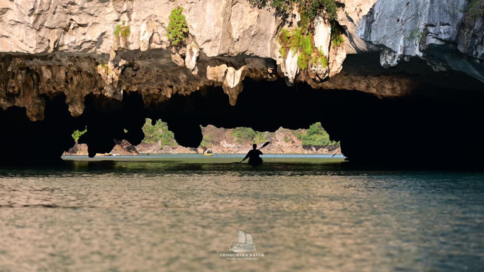 Cueva Oscura y Brillante